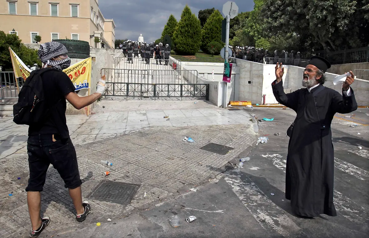 2011-06-28T143647Z-01-YIO30-RTRMDNP-3-GREECE-JPG4503873268695866282