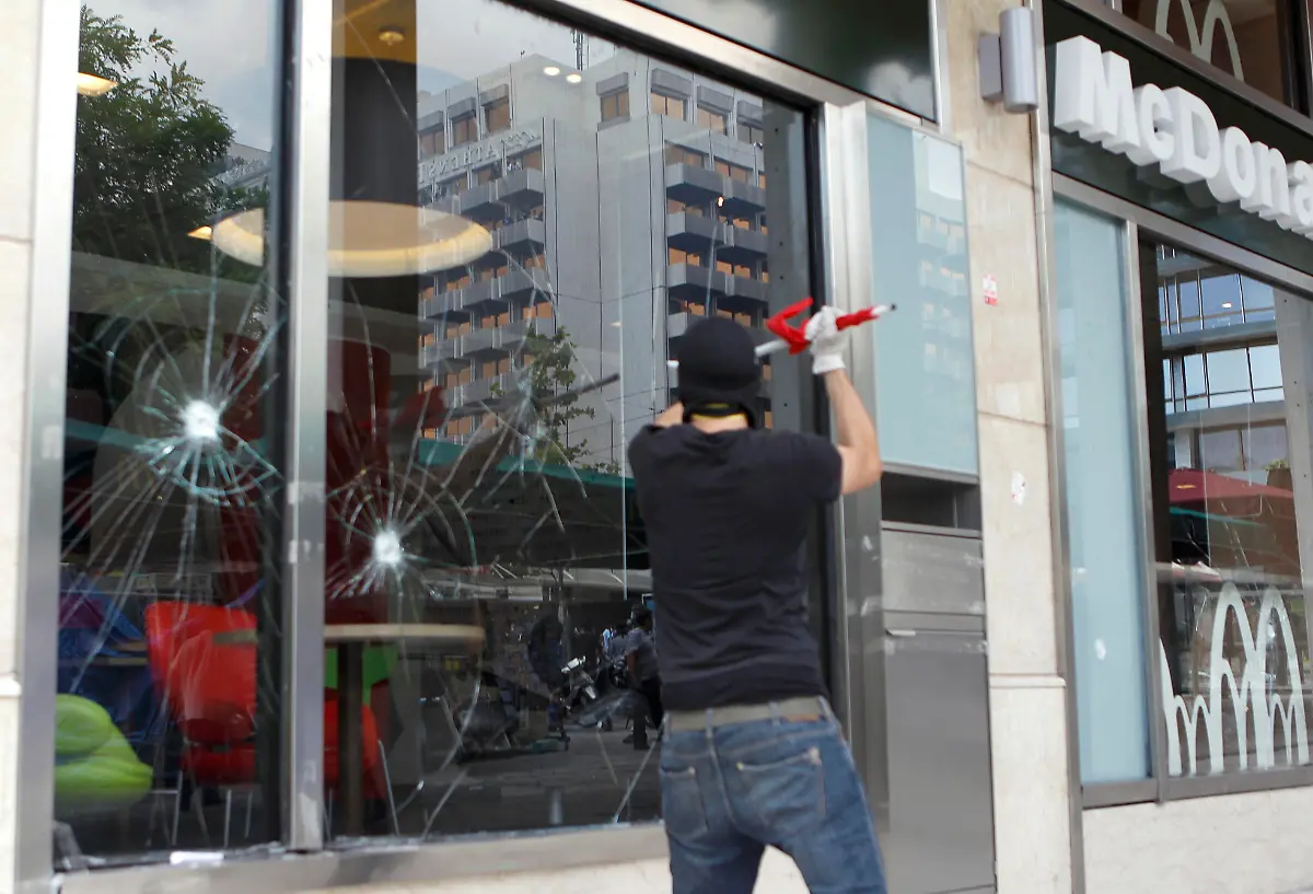 2011-06-28T122949Z-01-YAN01-RTRMDNP-3-GREECE-JPG3658378336813855183