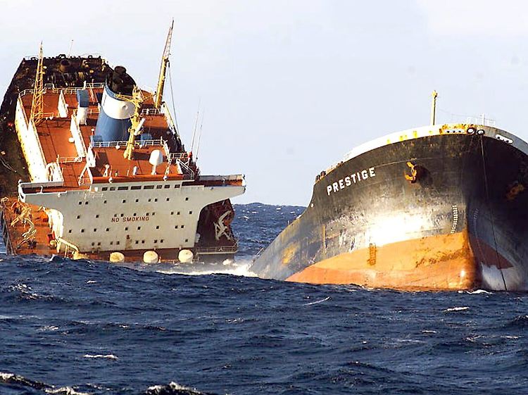 Der in zwei Teile zerbrochene Öltanker Prestige sinkt vor der spanischen und portugiesischen Atlantikküste bei Caion (19.11.2002). Danach trieb ein 280 Kilometer langer und 30 Kilometer breiter Ölteppich auf dem Meer.