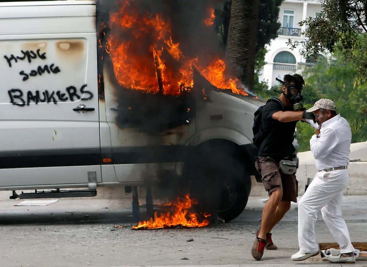 2011-06-28T132913Z-01-YAN04-RTRMDNP-3-GREECE-JPG7545771347148178190