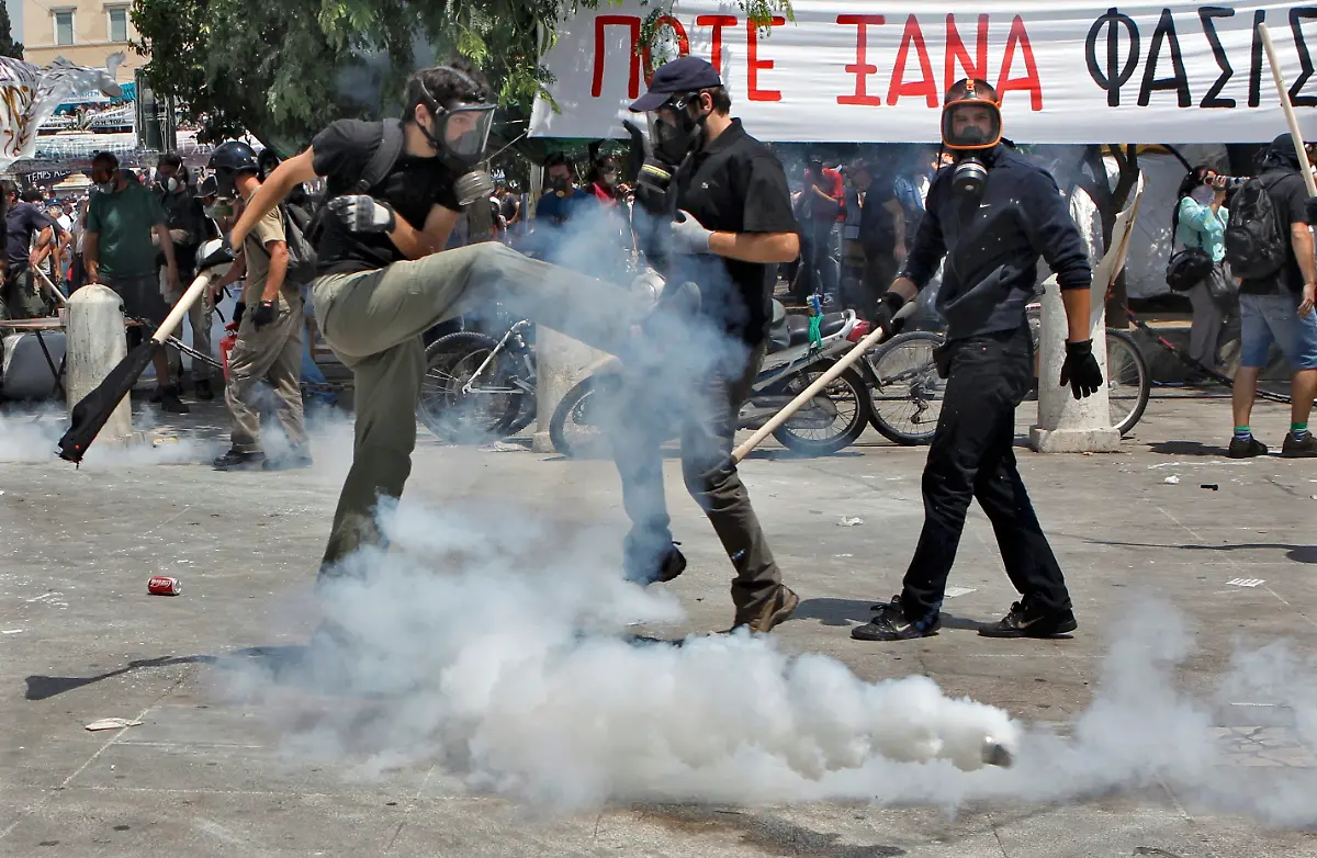 2011-06-28T130944Z-01-YAN07-RTRMDNP-3-GREECE-JPG7867938973987388903