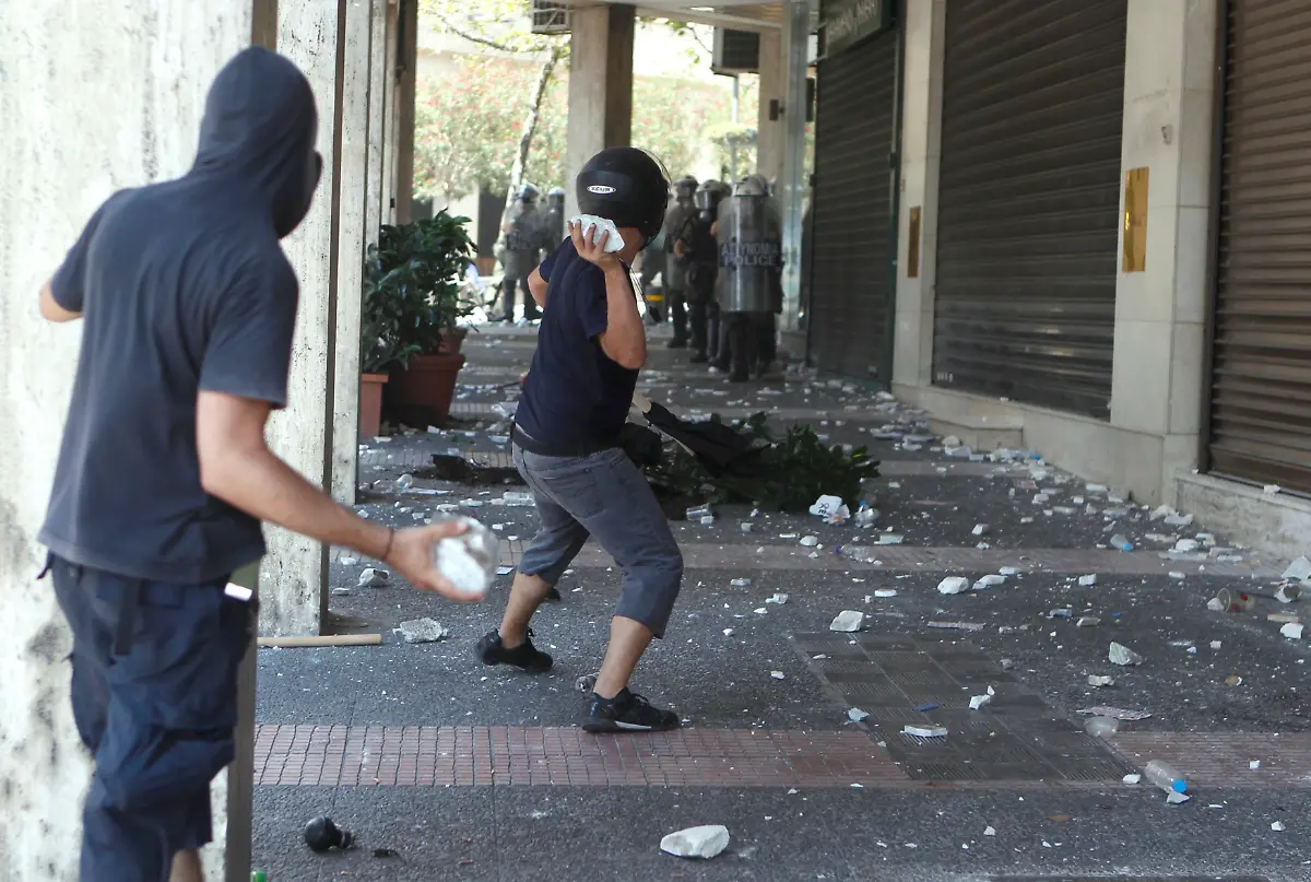 2011-06-28T125657Z-01-YAN06-RTRMDNP-3-GREECE-JPG6120322896479205389