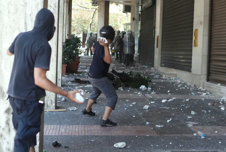 2011-06-28T125657Z-01-YAN06-RTRMDNP-3-GREECE-JPG6120322896479205389