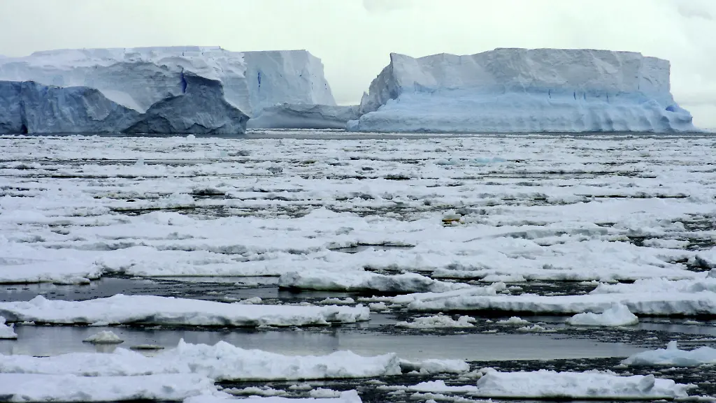 Das-ewige-Eis-broeckelt-Eisschollen-treiben-vor-dem-antarktischen-Festland