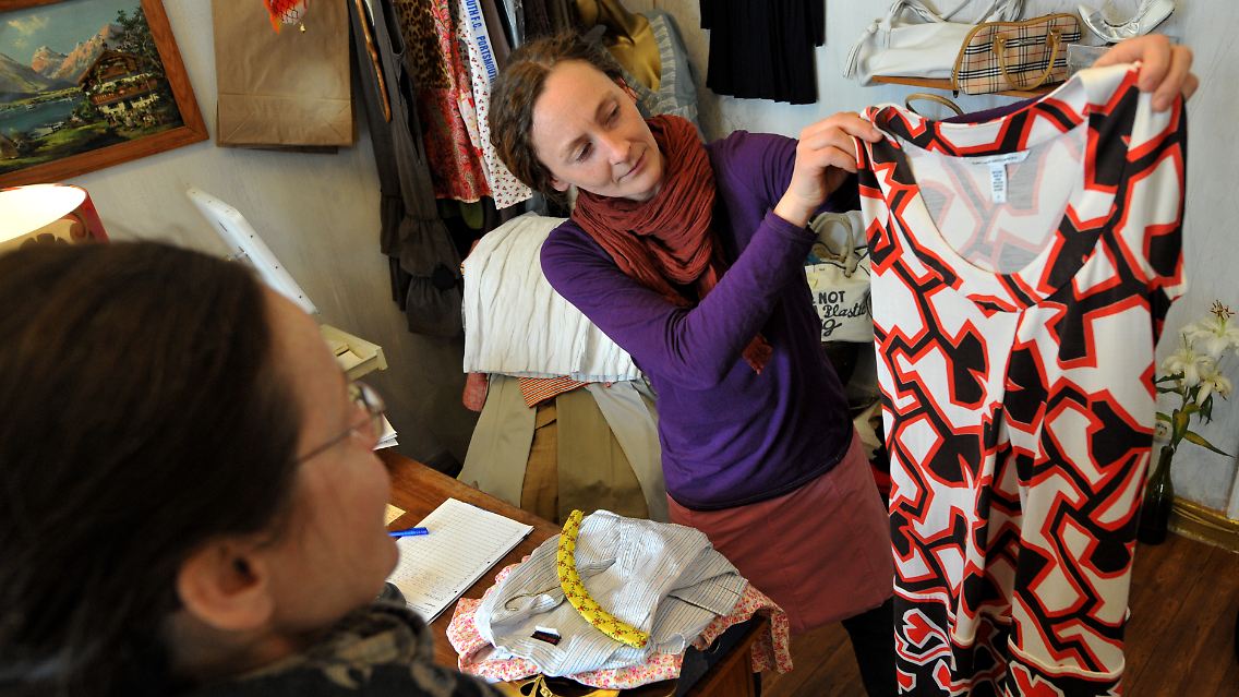 Selbst Marken- und Designerklamotten sind in manchen Second-Hand-Läden zu bekommen.