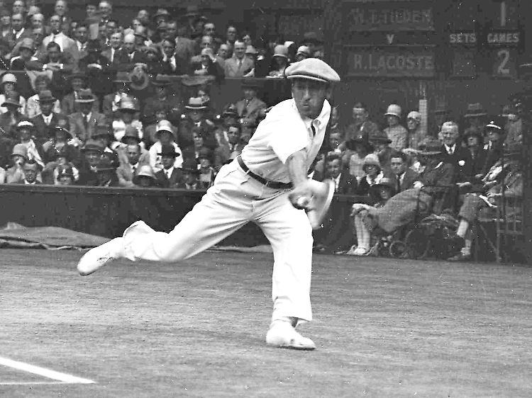 Der französische Tennis-Star René Lacoste spielt 1928 auf dem Centre Court in Wimbledon.