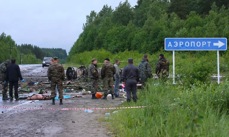 2011-06-21T042621Z-01-MOS08-RTRMDNP-3-RUSSIA-CRASH-PLANE-JPG3124444150042746548