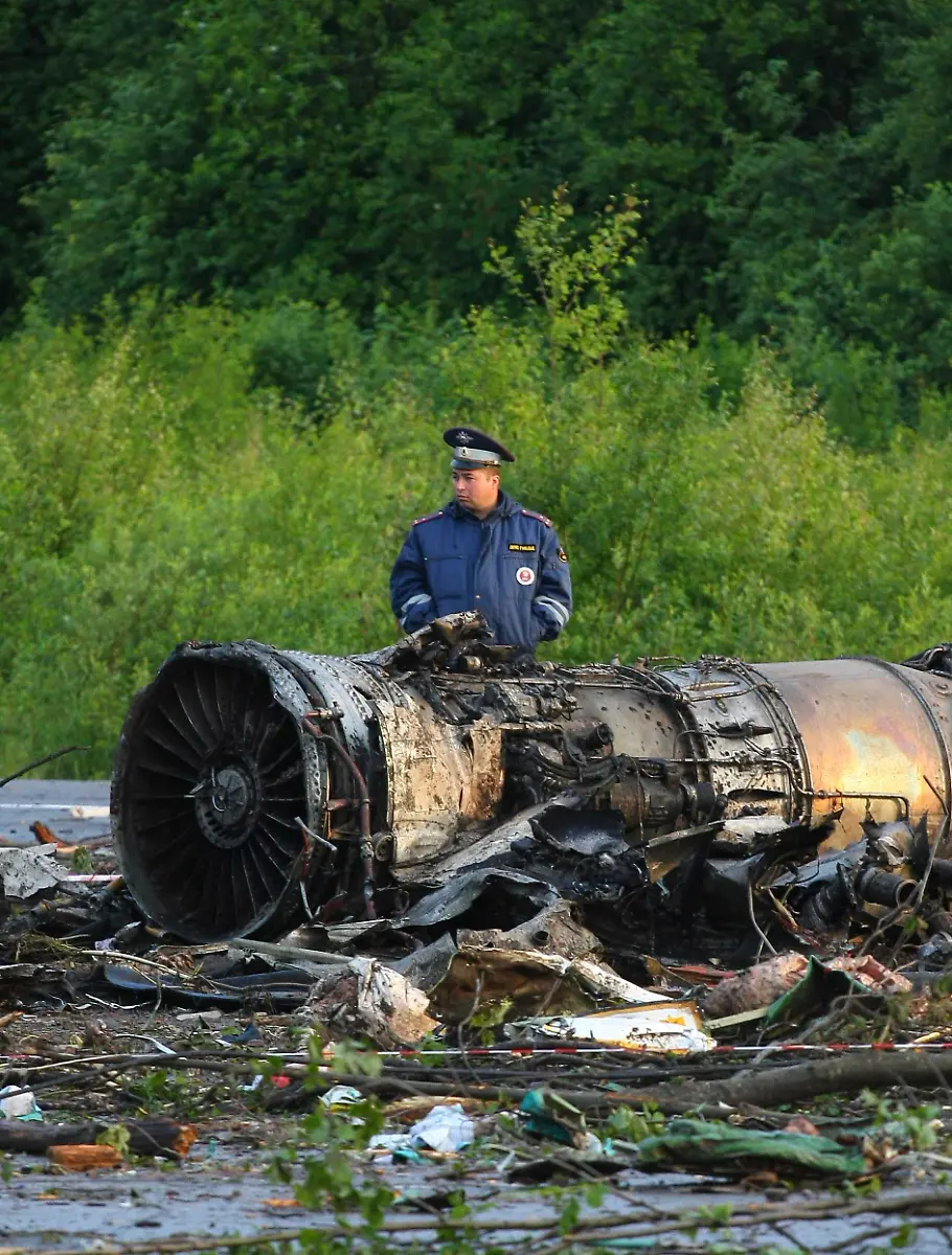 2011-06-21T043844Z-01-MOS10-RTRMDNP-3-RUSSIA-CRASH-PLANE-JPG5489763338817732058