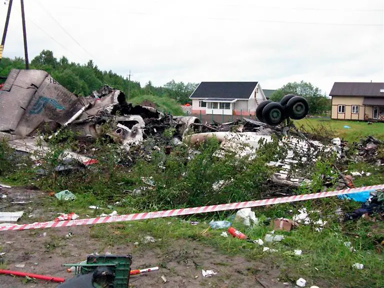 2011-06-21T055126Z-01-PET02-RTRMDNP-3-RUSSIA-CRASH-PLANE-JPG5501368145112151040