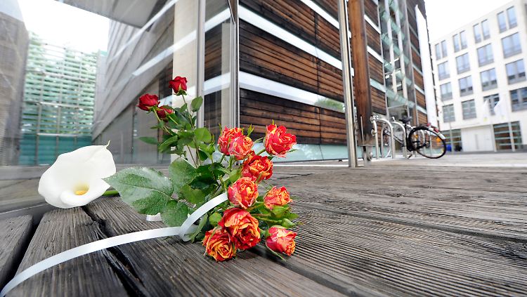 Blumen liegen vor dem Haus der nordischen Botschaften in Berlin.