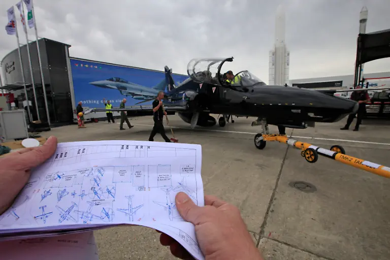 2011-06-17T144326Z-01-PR06-RTRMDNP-3-FRANCE-AIRSHOW-JPG8666323156642901614