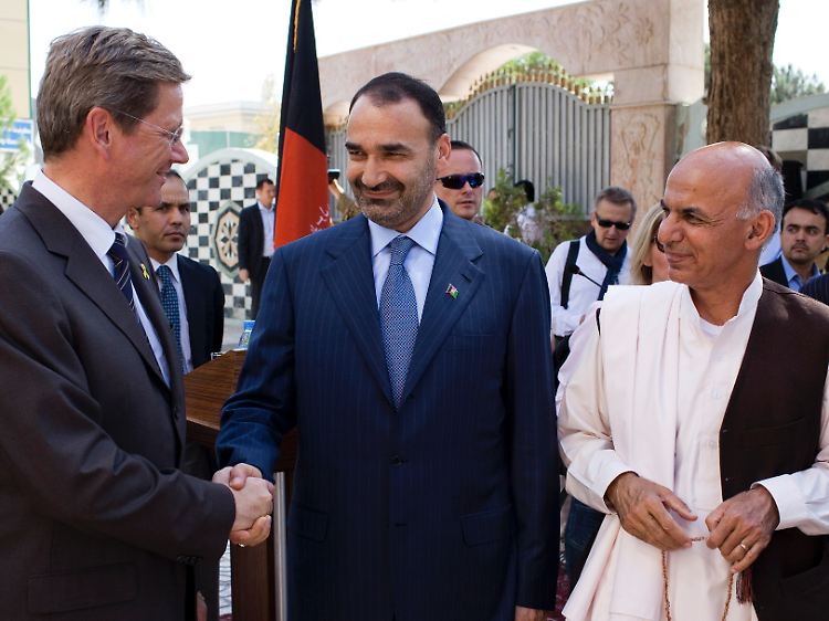 Am Freitag hatte Außenminister Westerwelle (l) die Stadt besucht und Gouverneur Atta (M.) und den Präsidentenberater Ashraf Ghani getroffen.
