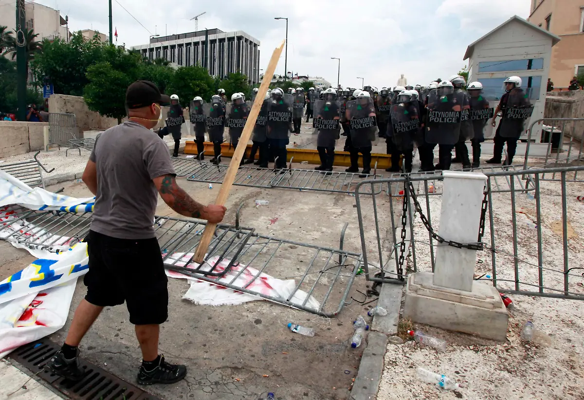 2011-06-15T121018Z-01-YAN16-RTRMDNP-3-GREECE-JPG6439678771497790955