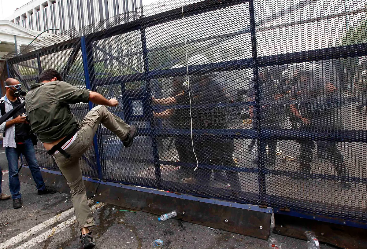 2011-06-15T120728Z-01-YAN15-RTRMDNP-3-GREECE-JPG7060910418378123909