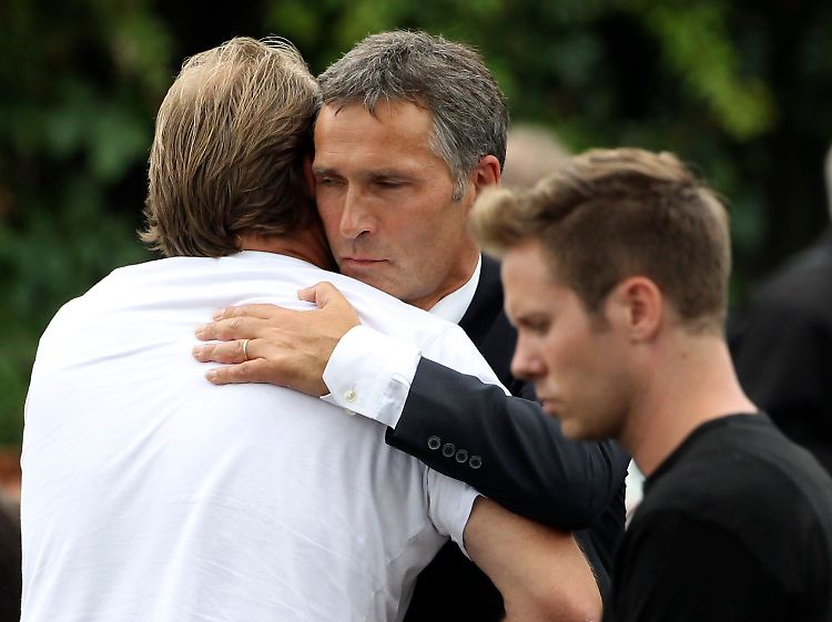 Norwegens Ministerpräsident Stoltenberg an einem Hotel, wo sich Überlebende und Angehörige versammelt haben.