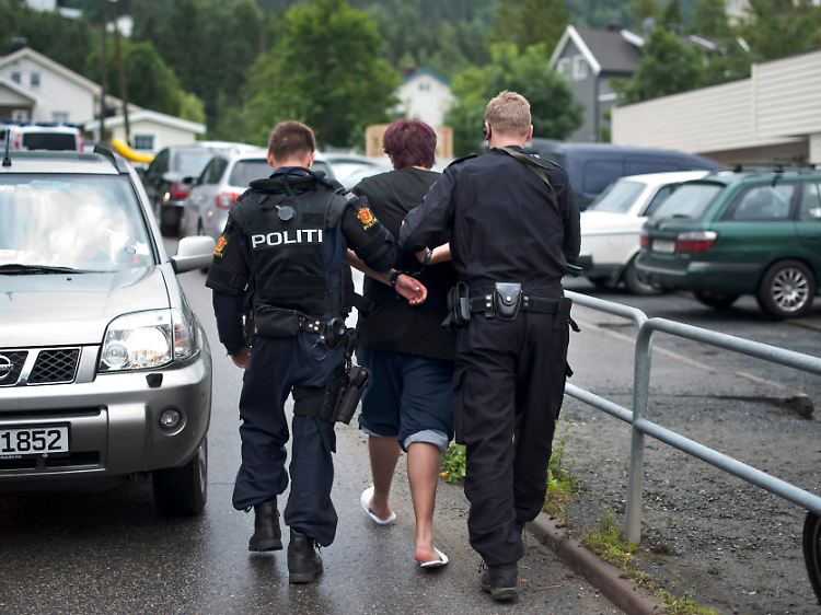 In Sundvollen wird ein junger Mann festgenommen, der ein Messer bei sich geführt haben soll.