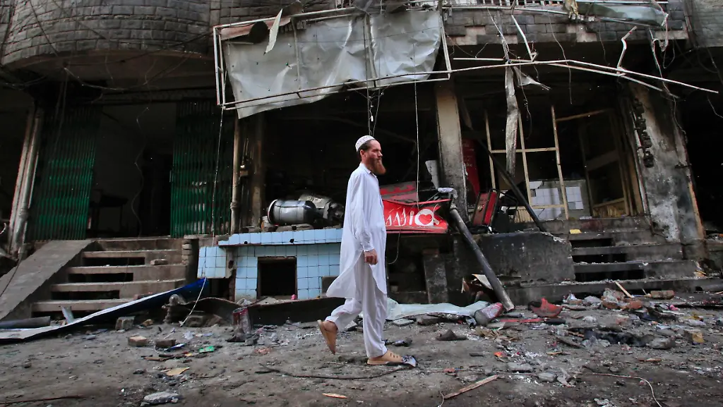 2011-06-12T075120Z-01-AAL104-RTRMDNP-3-PAKISTAN-BLASTS-JPG3784558506632658452
