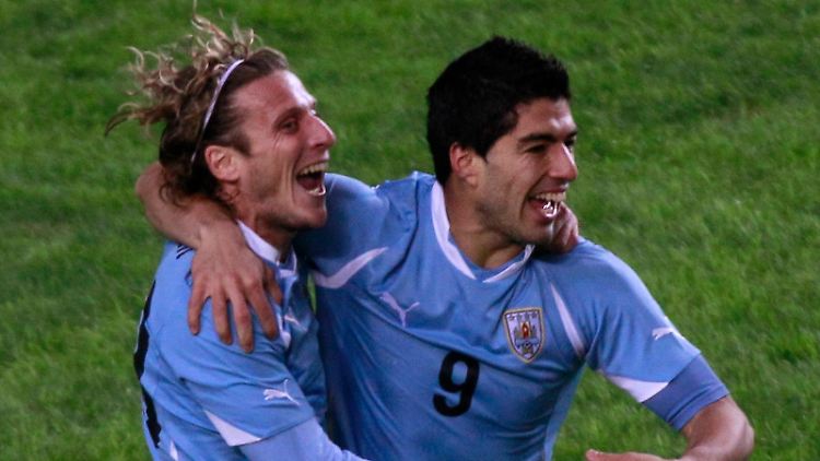 Die Stars des Favoriten aus Uruguay: Diego Forlan (links) und Luis Suarez.