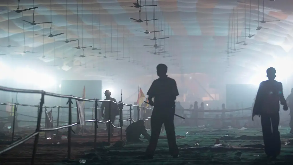 2011-06-05T093249Z-01-DEL04-RTRMDNP-3-INDIA-GURU-JPG2734989340913900633