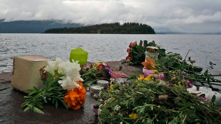 Blumen und Kerzen für die Opfer des Massakers auf der Insel Utøya.