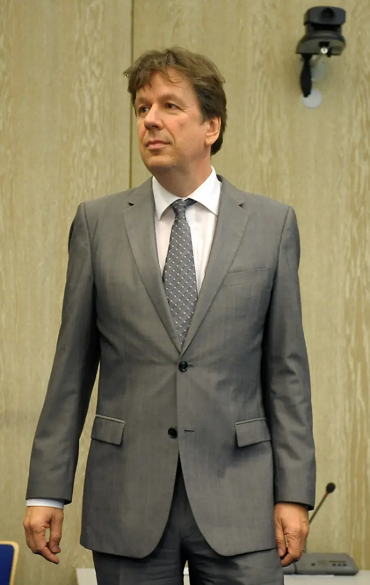 2011-05-31T081540Z-01-MHM009-RTRMDNP-3-GERMANY-TRIAL-WEATHERMAN-JPG6453355717688946676