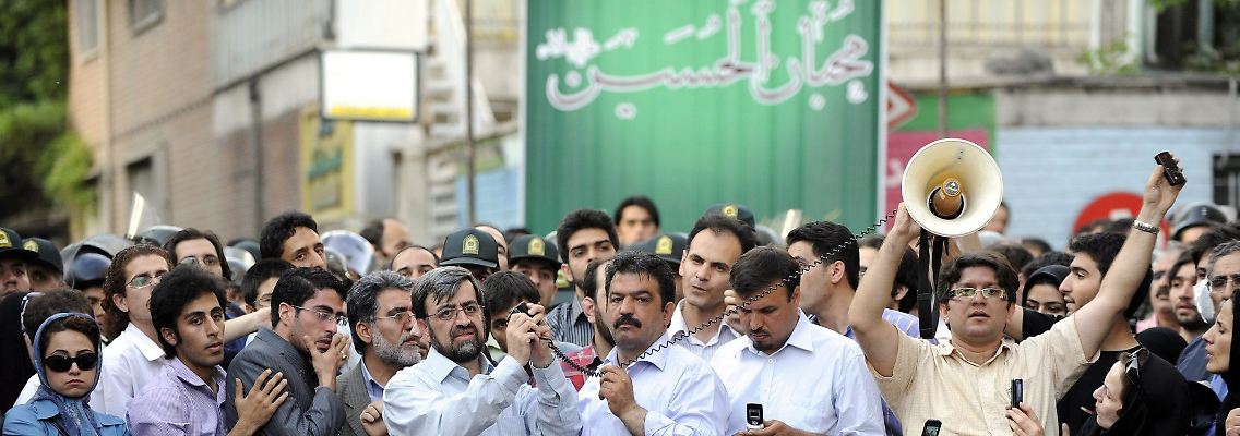 Aus Sorge um seine Sicherheit sprach Oppositionsführer Mussawi per Mobiltelefon zu seinen Anhängern.