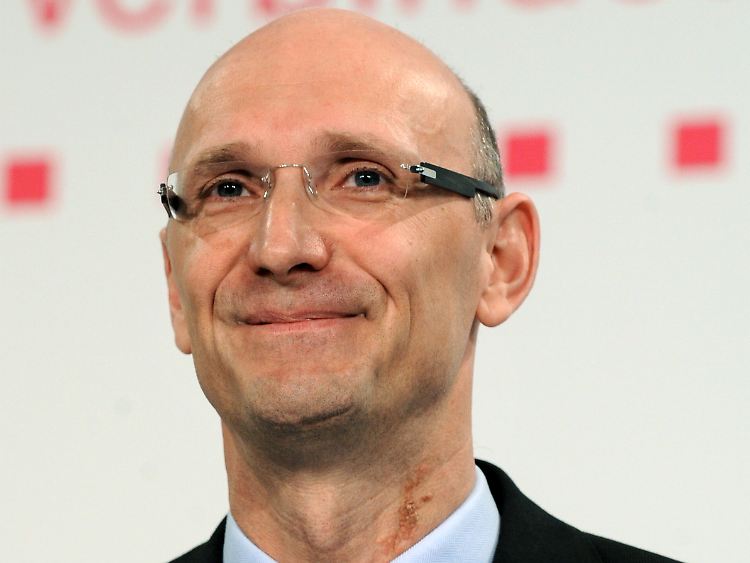 Telekom-Finanzvorstand Timotheus Höttges hatte noch vor zehn Tagen Verkaufspläne als Gerücht bezeichnet und erklärt: "Spekulationen kommentieren wir nicht."