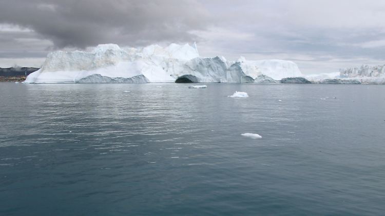 Eisberge treiben im Eisfjord von Ilulissat auf Grönland.
