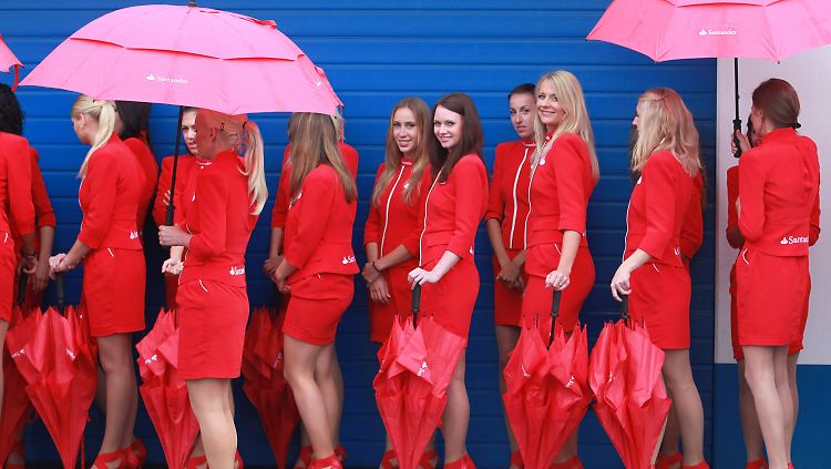 Das schlechte Wetter konnte den Grid Girls die Laune nicht verderben.