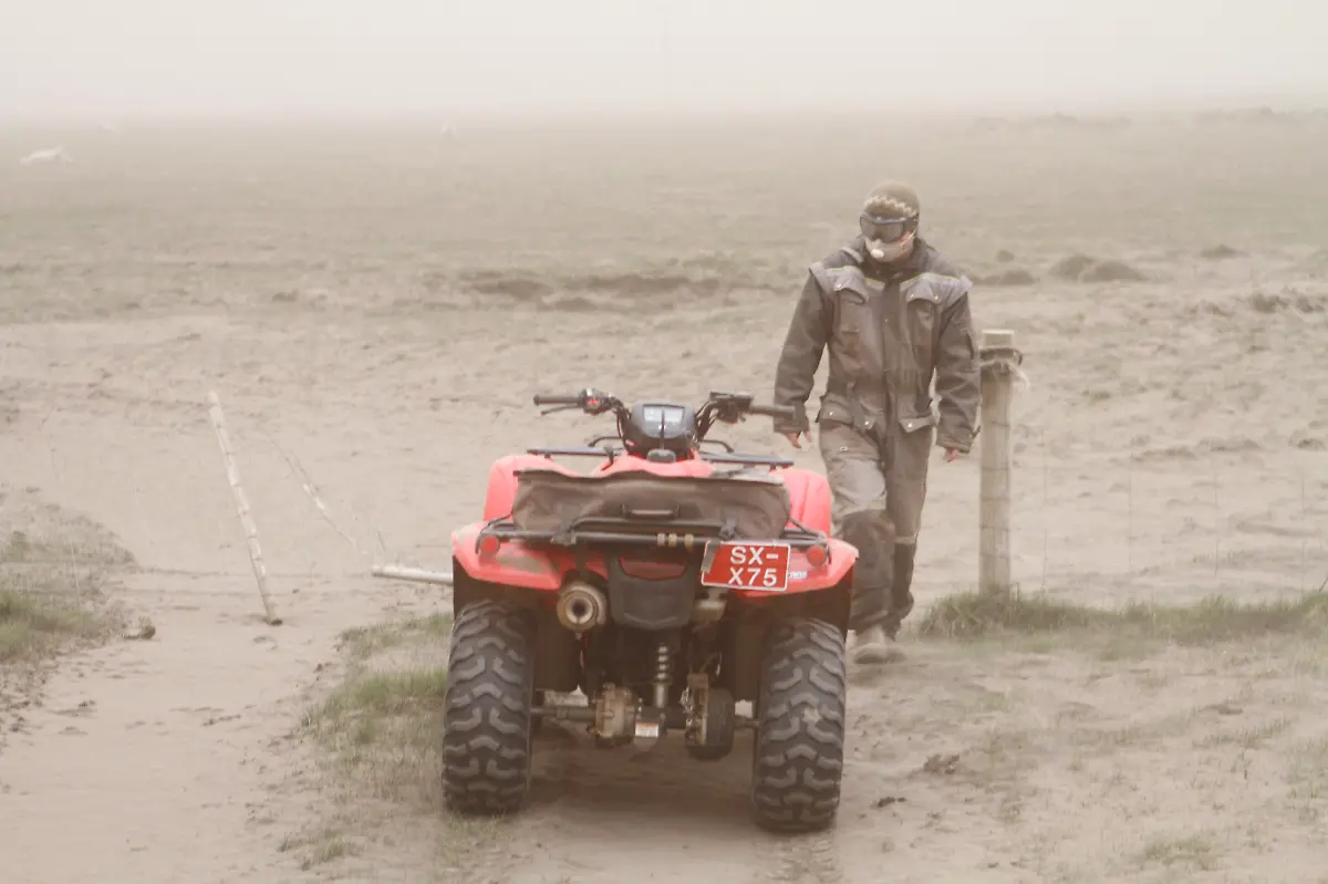 2011-05-22T195439Z-01-ICE31-RTRMDNP-3-ICELAND-VOLCANO-JPG2821679677559424450