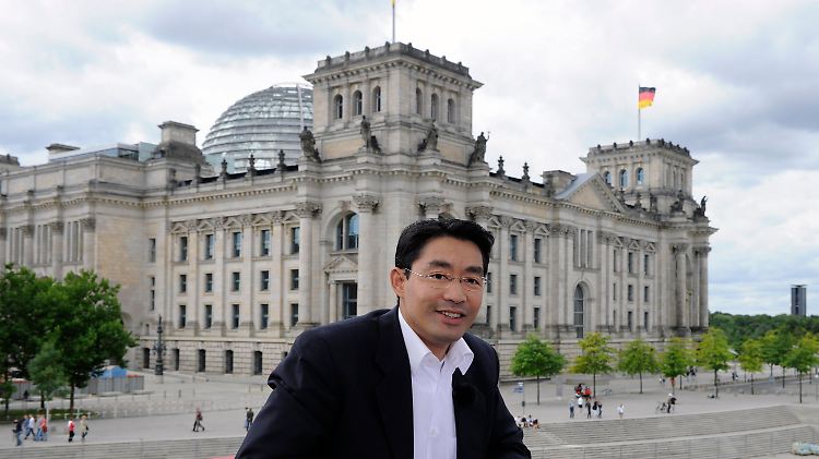 Philipp Rösler vor dem Reichstag.