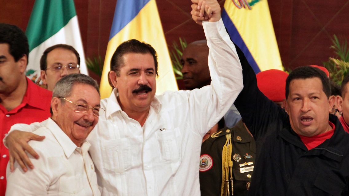 Chávez (r) nutzt nun auch ökonomische Druckmittel, um Zelaya (m) eine Rückkehr ins Amt zu ermöglichen.