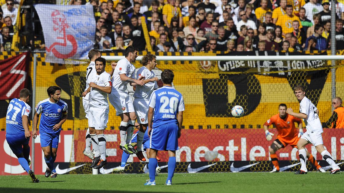 Das Tor zum 1:0: Björn Ziegenbein visiert die Torwartecke an.