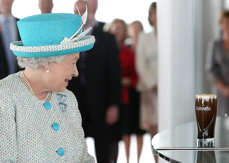 2011-05-18T131531Z-01-LON011-RTRMDNP-3-IRELAND-QUEEN-JPG630172111945568849