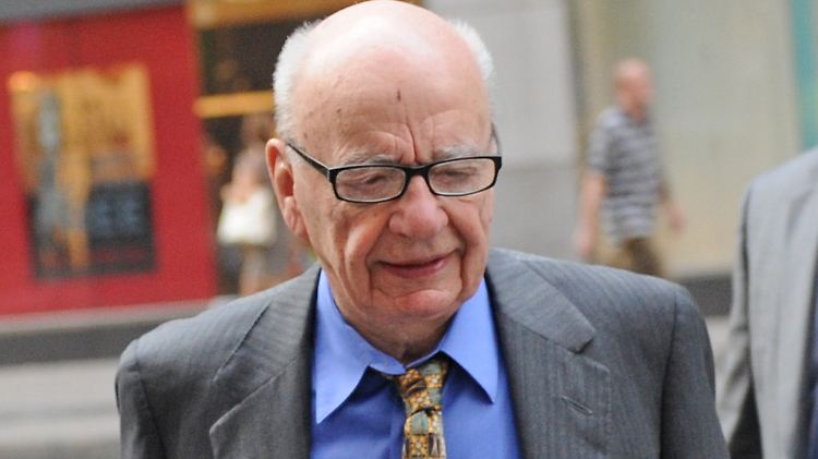 Rupert Murdoch betritt mit gesenktem Haupt seine Konzern-Zentrale.