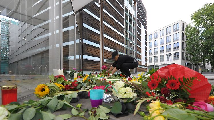 Blumen vor dem Haus der Nordischen Botschaften in Berlin künden von der Anteilnahme in Deutschland.