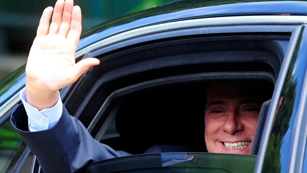 2011-05-15T121911Z-01-MIL109R-RTRMDNP-3-ITALY-ELECTIONS-JPG5181004673739775983