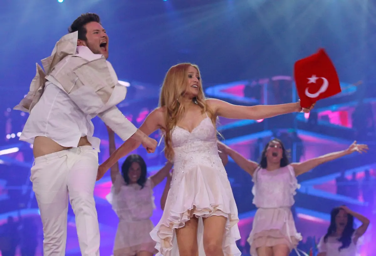 2011-05-14T224147Z-01-STN175-RTRMDNP-3-EUROVISION-JPG7304516055962771579