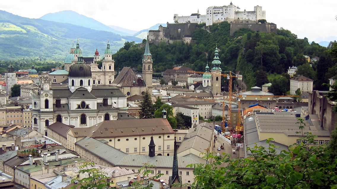 Blick auf die Salzburger Altstadt mit Dom (links), Festung (oben) und Festspielhaus (rechts unten).