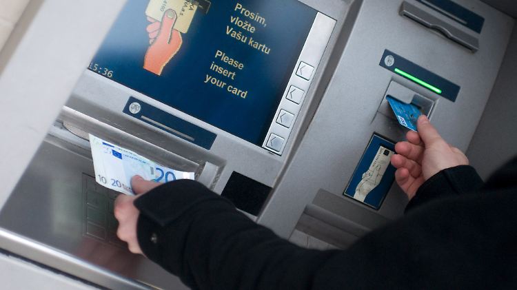 Obwohl es nachweislich Fälle gibt, wo Dritte an PIN-Daten und Karte ohne Verschulden des Kunden gelangt sind, hält das OLG das System für sicher genug.