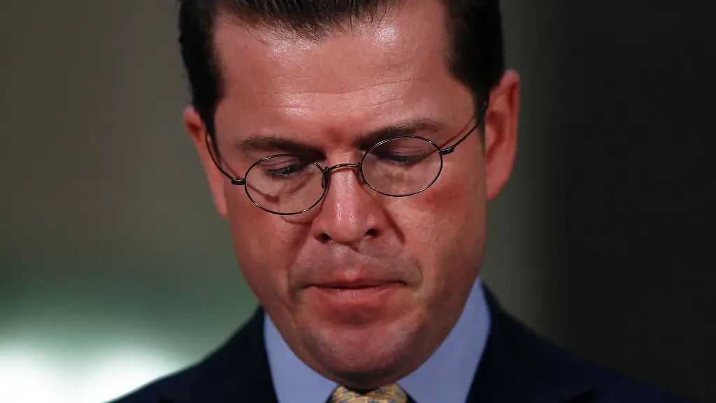 2011-05-06T144119Z-01-BER97-RTRMDNP-3-GERMANY-MERKEL-GUTTENBERG-JPG9186644697678133626