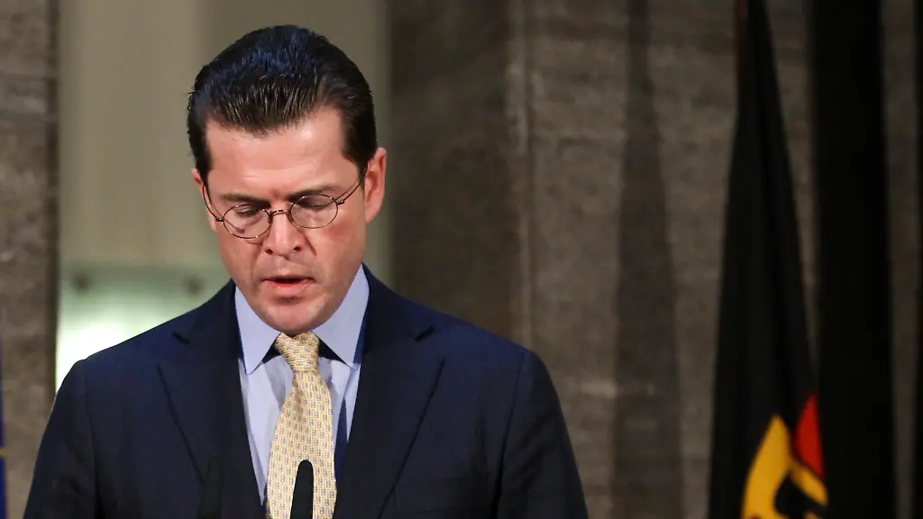 2011-05-06T144221Z-01-BER95-RTRMDNP-3-GERMANY-MERKEL-GUTTENBERG-JPG3813409369150606500