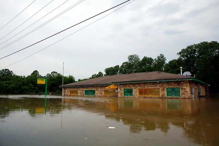 2011-05-07T154754Z-01-ET405-RTRMDNP-3-USA-FLOODING-JPG7060208828792287556