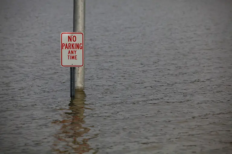 2011-05-09T193530Z-01-ET401-RTRMDNP-3-USA-FLOODING-JPG278228812583595113