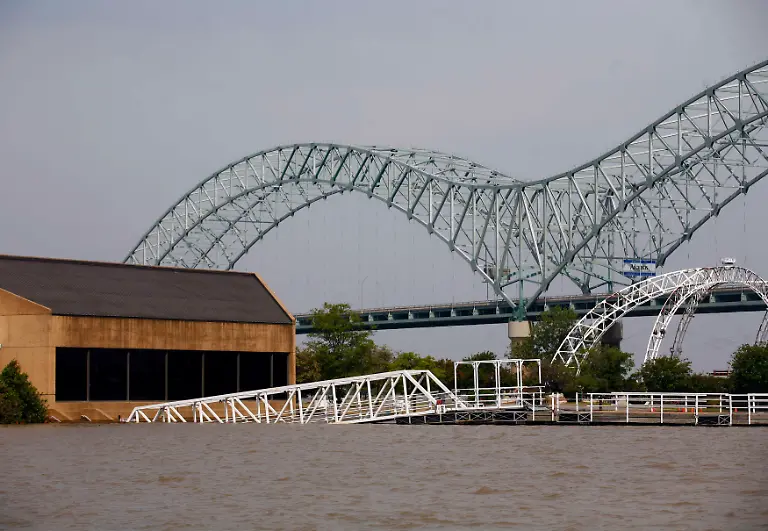 2011-05-09T194544Z-01-ET406-RTRMDNP-3-USA-FLOODING-JPG3162060039845337547
