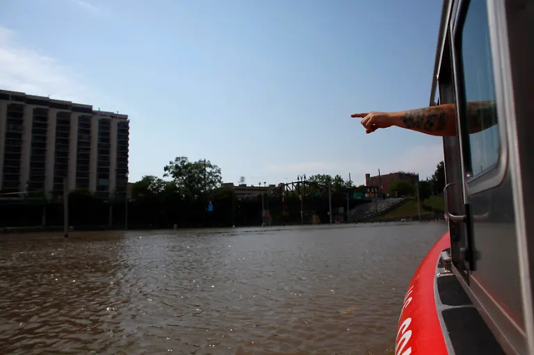 2011-05-09T194930Z-01-ET402-RTRMDNP-3-USA-FLOODING-JPG6080999314922938760