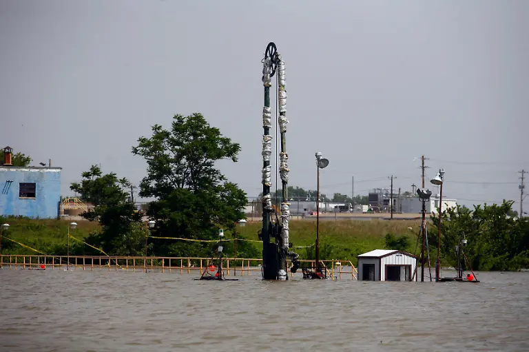 2011-05-09T195319Z-01-ET413-RTRMDNP-3-USA-FLOODING-JPG284022521789268444