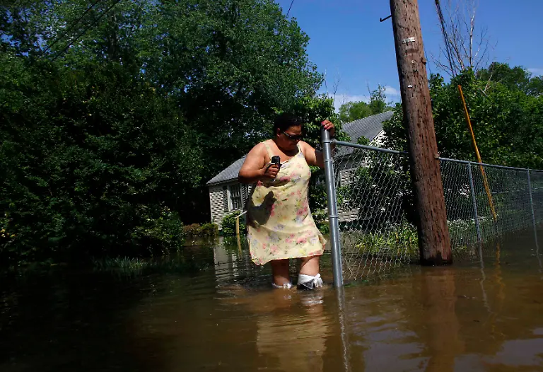 2011-05-10T002554Z-01-ET419-RTRMDNP-3-USA-FLOODING-JPG6669169445268356803