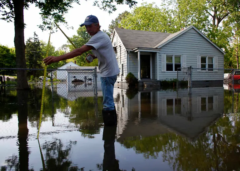 2011-05-10T055605Z-01-ET417-RTRMDNP-3-USA-FLOODING-JPG2883127329673318619