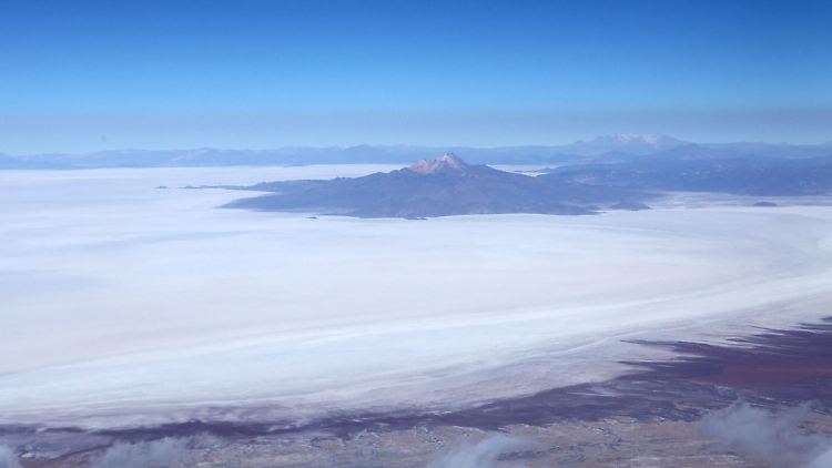 Luftbild von Salzminen in Uyuni.